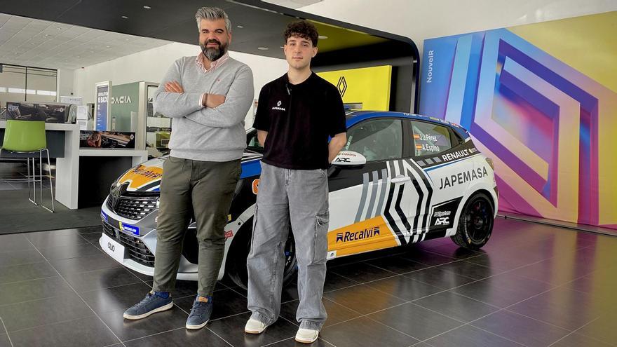 Leopoldo Maldonado, Director Comercial del Grupo Japemasa, acompaña al piloto JJ Pérez durante el acto de presentación.