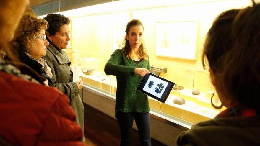 Los visitantes del Museo de Zamora disfrutan de una visita guiada