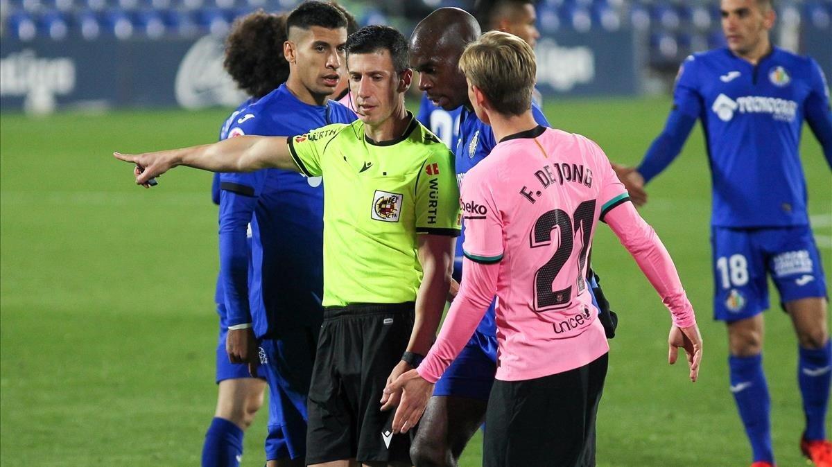 jdomenech55467207 frenkie de jong of fc barcelona protest to referee cesar sot201025120507