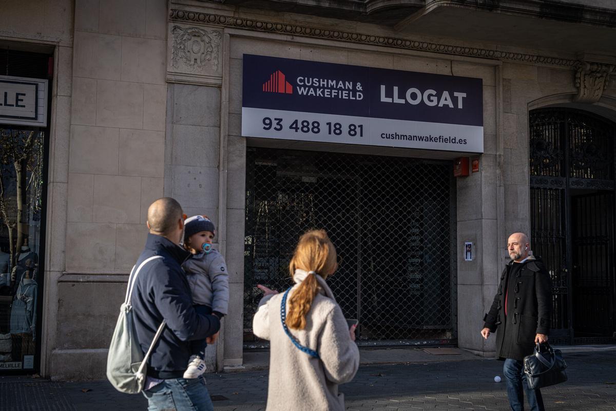 La tienda cerrada de la perfumería Regia, con un cartel de “alquilado”, en enero de 2026