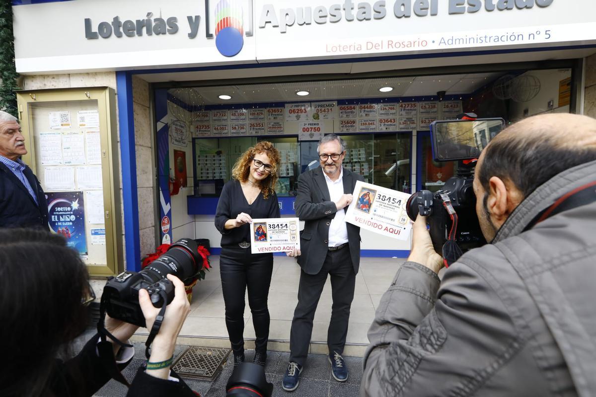 La Lotería del Rosario en la calle Don Jaime de Zaragoza ha repartido un quinto premio