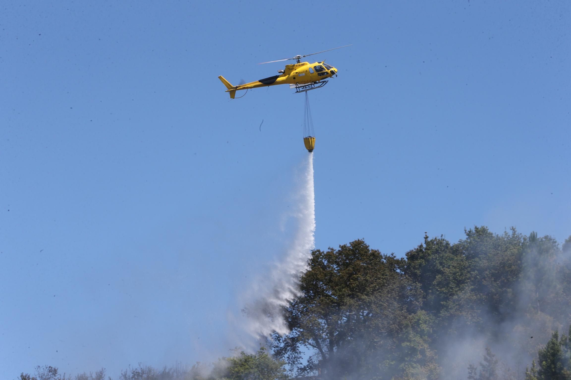 Vecinos se sumaron a las labores de extinción del incendio de A Barraca, en Bueu