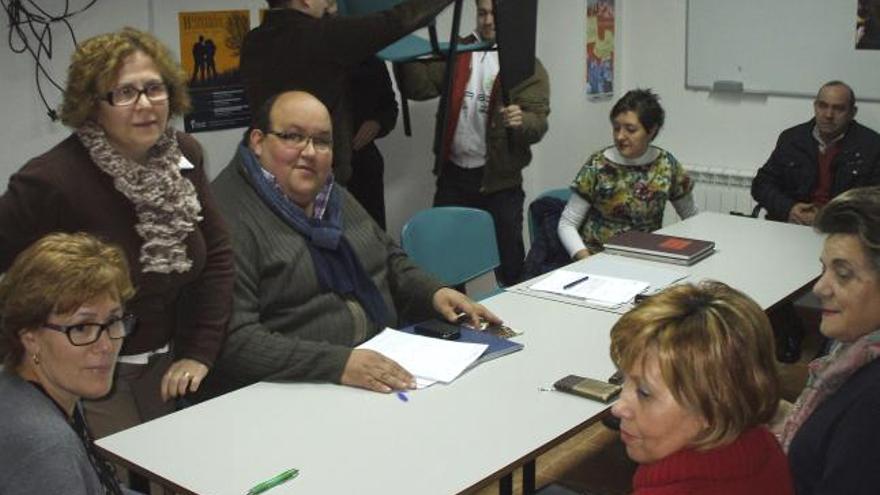 Los miembros de la Junta de Gobierno se disponen a iniciar la reunión preparatoria de la Semana Santa de Toro.