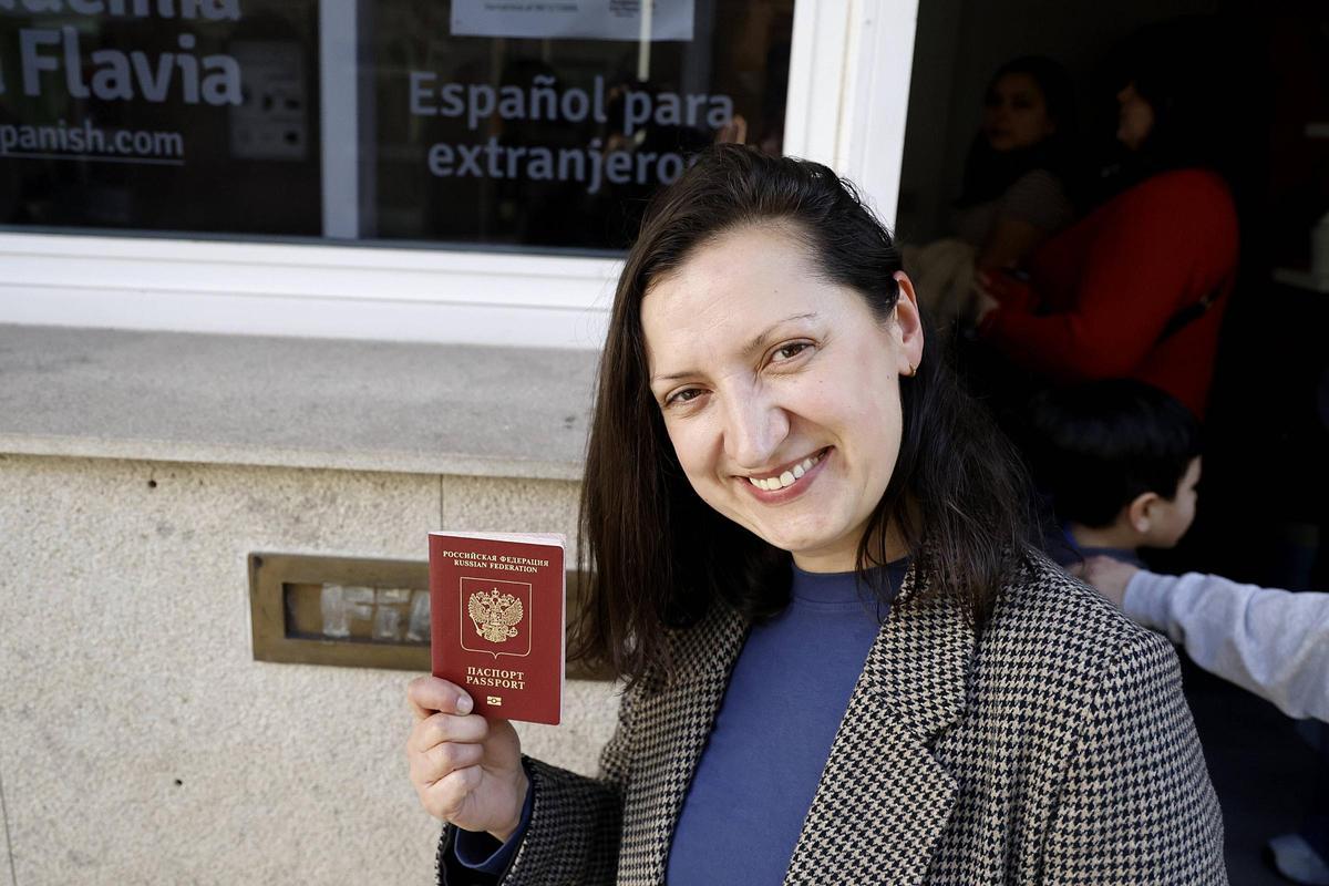 Irina Lysikova, con el pasaporte en mano, antes del examen CCSE para obtener la nacionalidad.