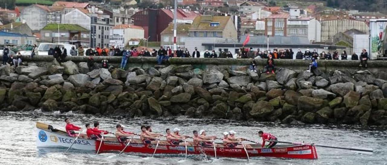 La tripulación del Club de Mar Bueu Teccarsa durante la regata ante su público. |  // REMEIRANDO