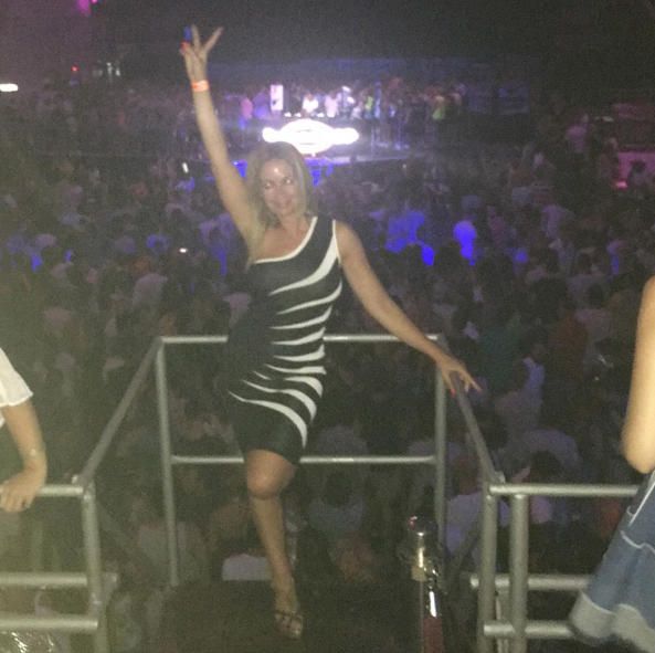 La exconcejal y tertuliana Olvido Hormigos en una discoteca de Ibiza.