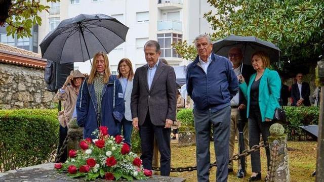 La corporación municipal, con Abel Caballero al frente, durante el homenaje en el cementerio de Pereiró.