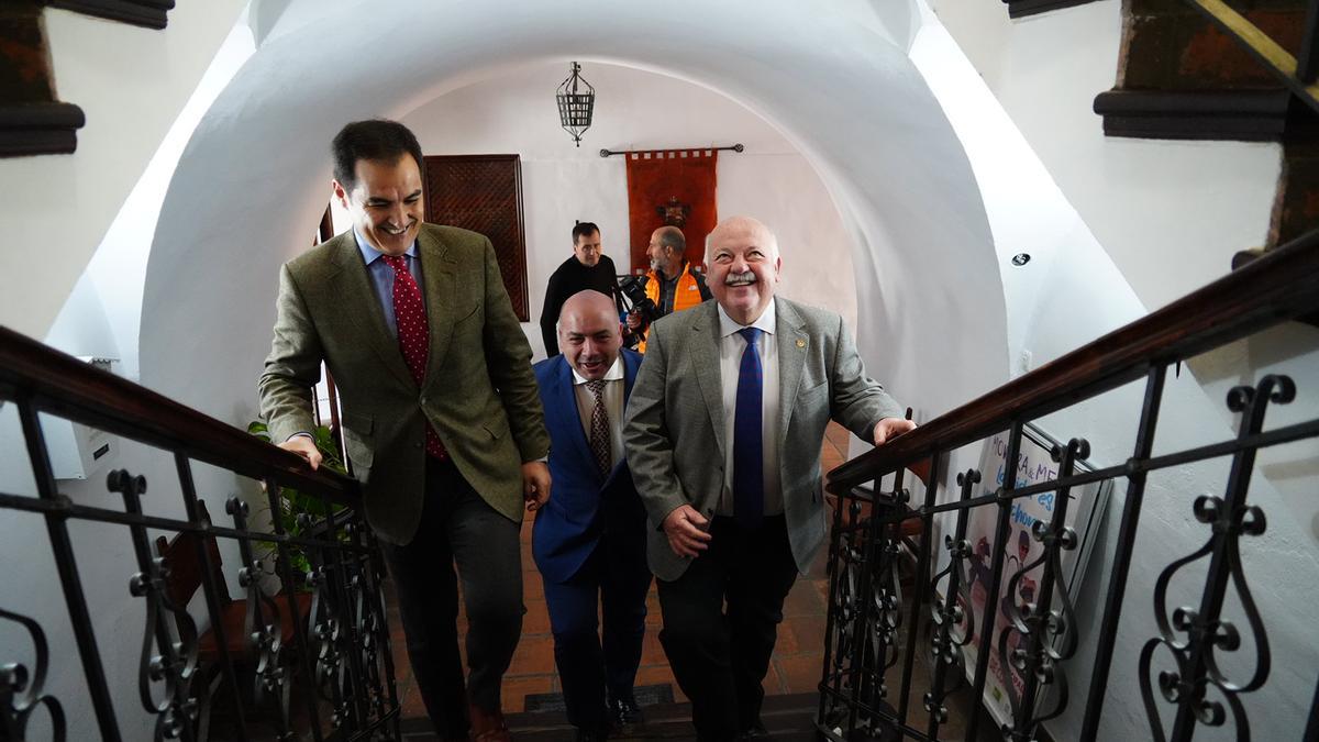 José Antonio Nieto, Gabriel Duque y Jesús Aguirre, durante su visita al Ayuntamiento de Villanueva de Córdoba.