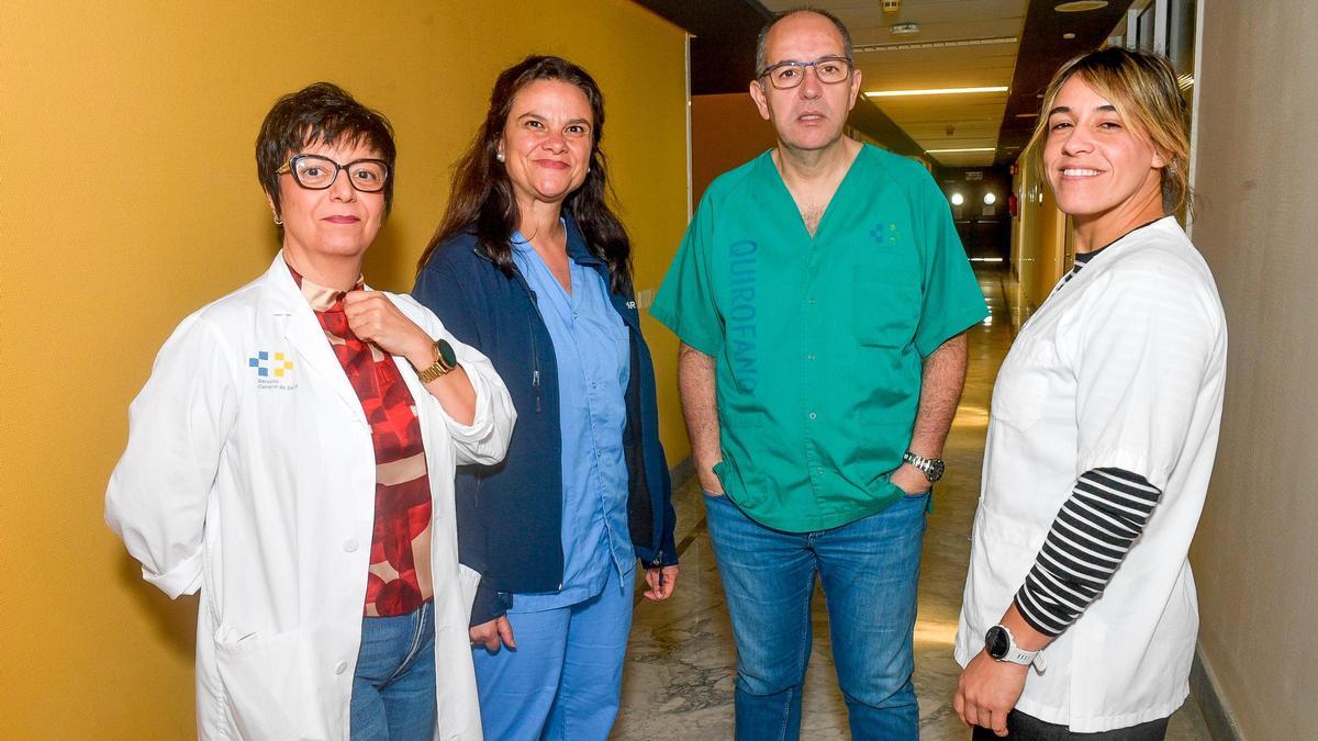 De izquierda a derecha, Saro Bordón, Reyes Viera, Nazario Ojeda y Eilin Ferreiro en el Hospital Universitario de Gran Canaria Doctor Negrín.