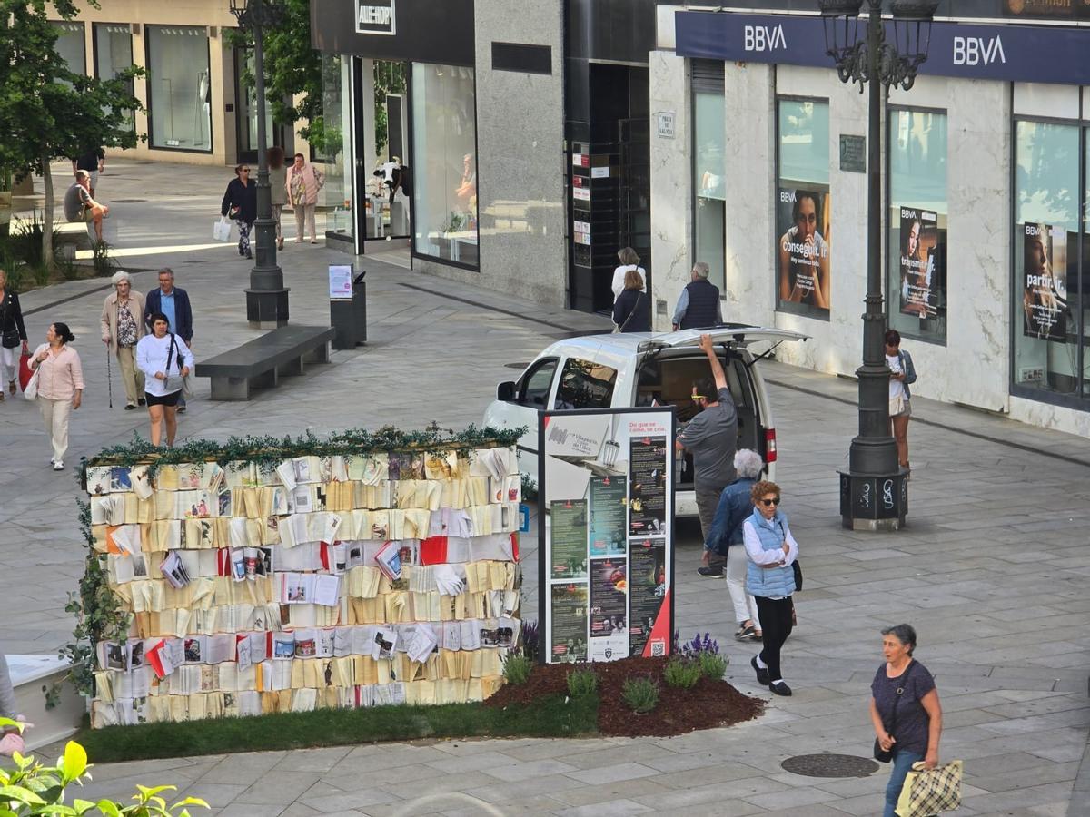 Un vehículo aparcado en la plaza de Galicia mientras su conductor entrega un paquete.