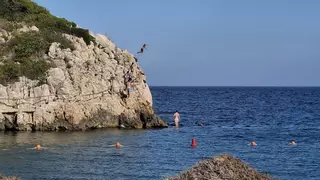 Se van los socorristas y a saltar como posesos del acantilado en Xàbia