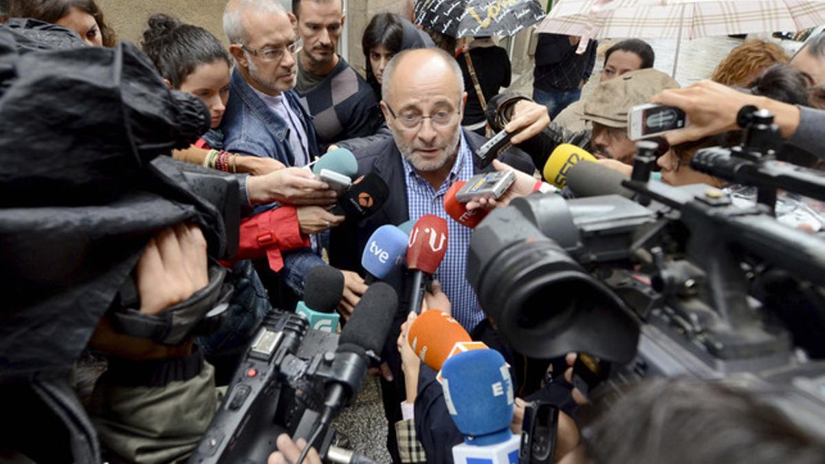 El alcalde de Ourense, Francisco Rodríguez, atiende a los medios, el martes.
