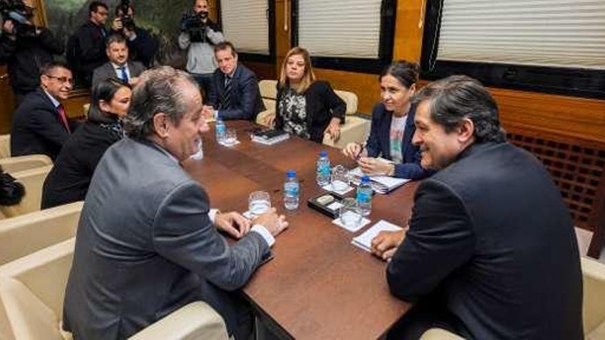 Nicanor García y el presidente del Principado, Javier Fernández, durante la reunión.