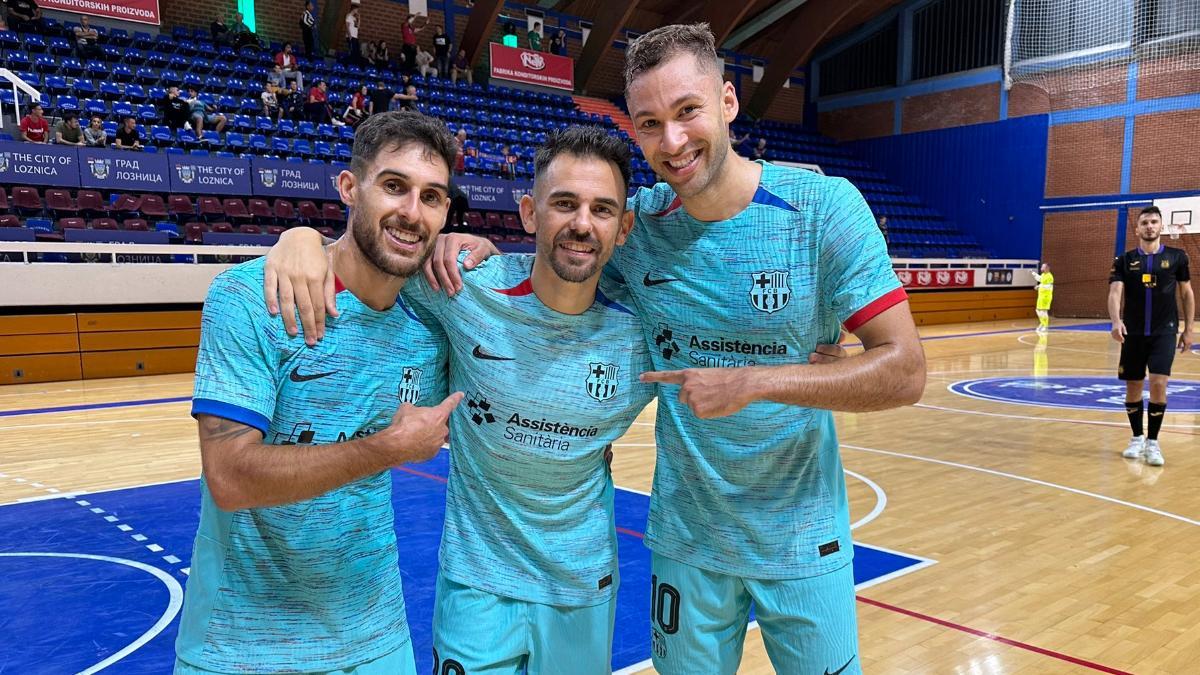 Los goleadores Adolfo y Pito, apoyando a Álex