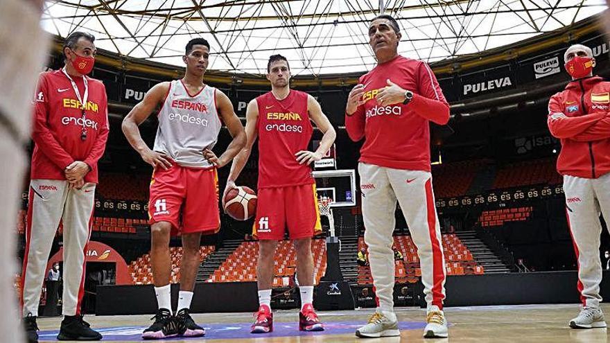 Sergio Scariolo da indicaciones a los jugadores en La Fonteta en la sesión de ayer.