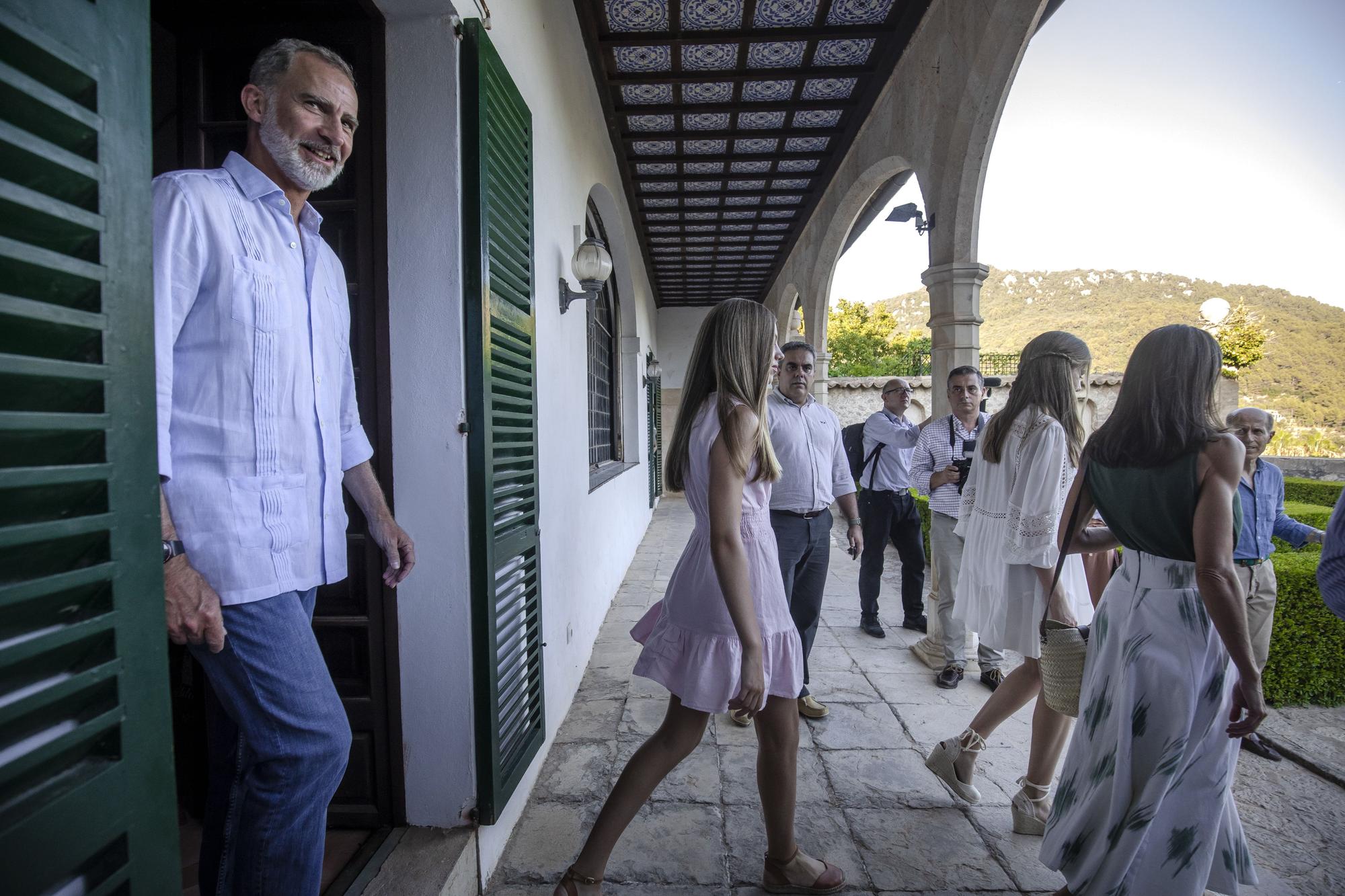 Valldemossa conquista a los reyes y sus hijas en un paseo idílico