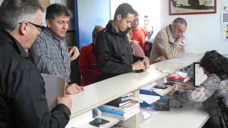 Aficionados del Alcoyano, ayer, en la sede del club reservando la plaza para viajar a Madrid.