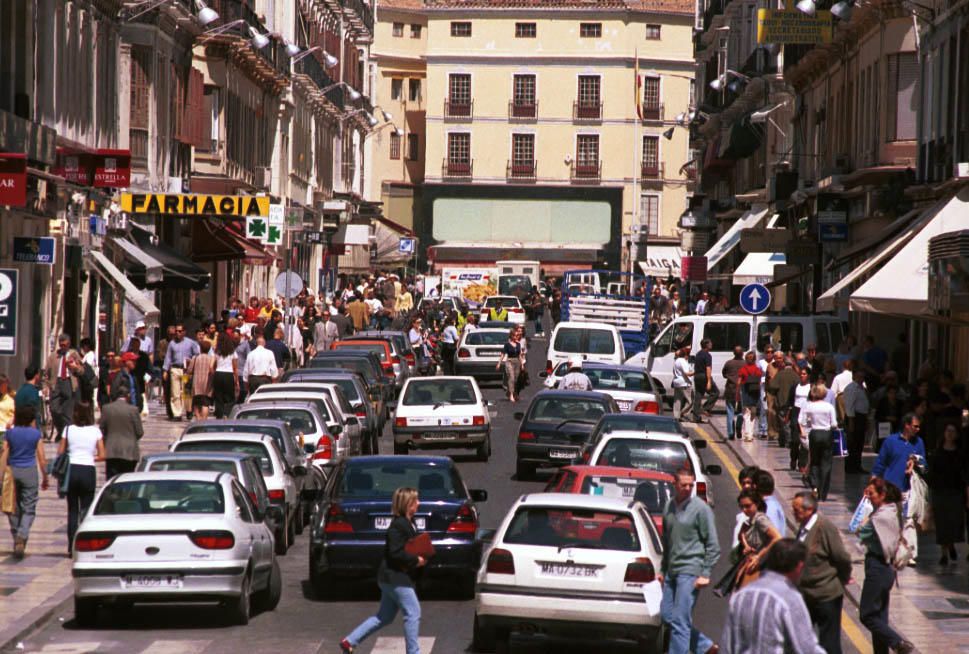 Así era, hace 20 años, la calle Larios, antes de la reurbanización del centro de la ciudad que llevó a su peatonalización en 2002.