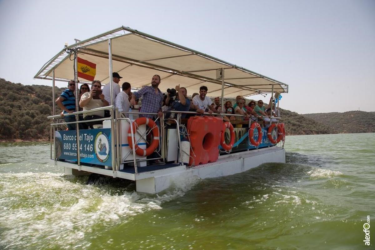 Pasajeros contempla flora y fauna a bordo del Barco del Tajo por el entorno de Monfragüe.