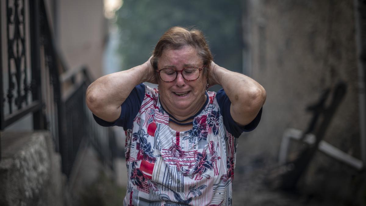 Una vecina de Alixo, en O Barco de Valdeorras, llora al ver los daños provocados por los incendios en la parroquia.