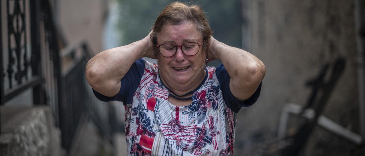 Una vecina de Alixo, en O Barco de Valdeorras, llora al ver los daños provocados por los incendios en la parroquia.