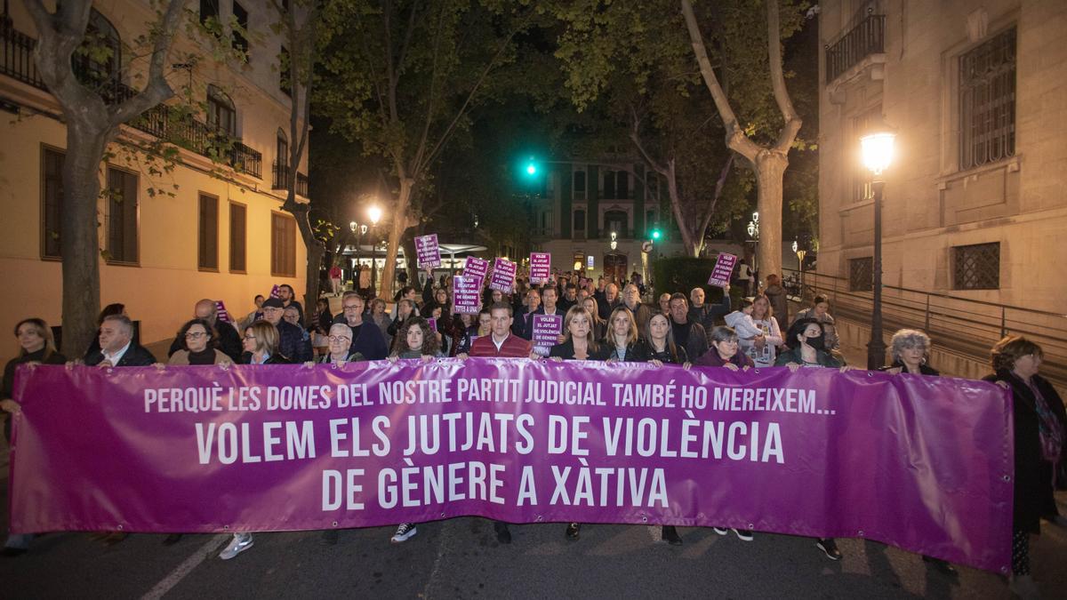 Xàtiva. Manifestación 25 N y protesta contra el traslado del juzgado de violencia de genero a Alzira