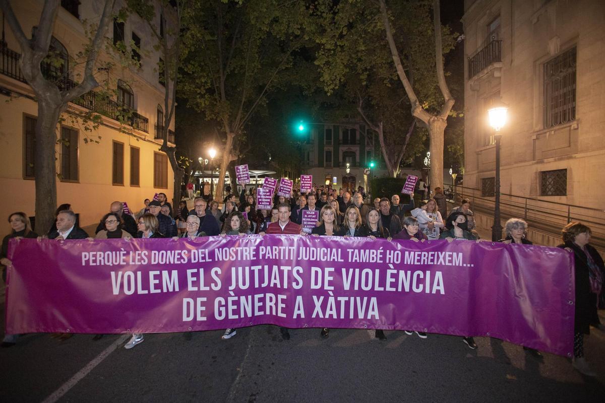 Xàtiva. Manifestación 25 N y protesta contra el traslado del juzgado de violencia de genero a Alzira