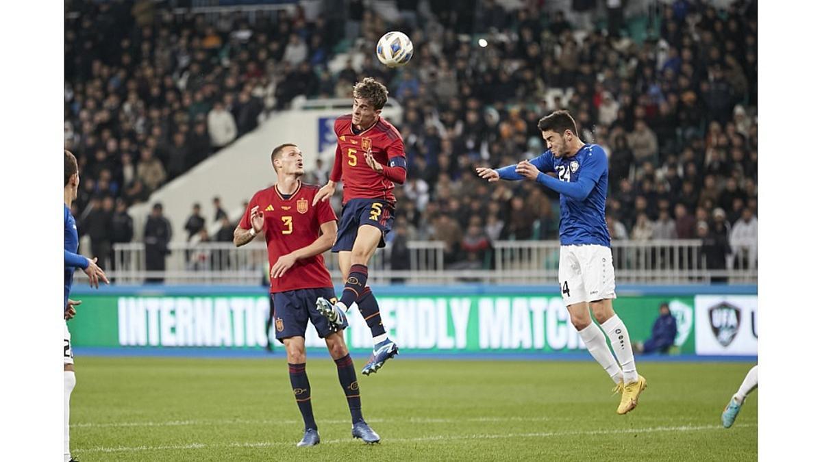 Francés despeja un balón de cabeza en el partido ante Uzbekistán.