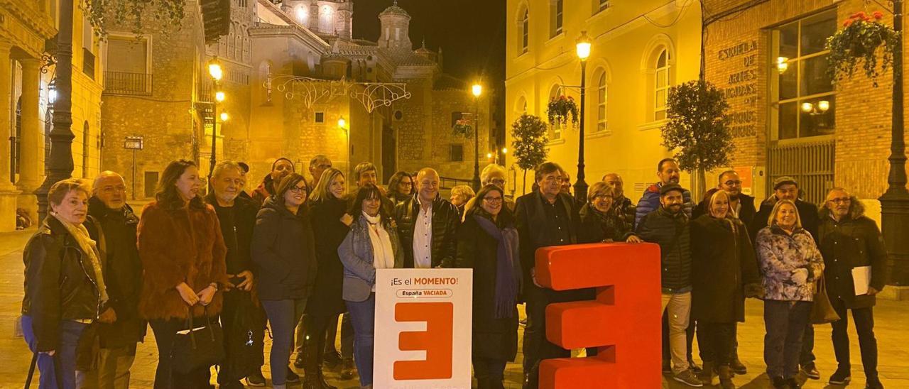 Un grupo de asistentes al congreso de la España Vaciada celebrado en Teruel, entre ellos miembros de SOS Occidente. | R. A. M. S.