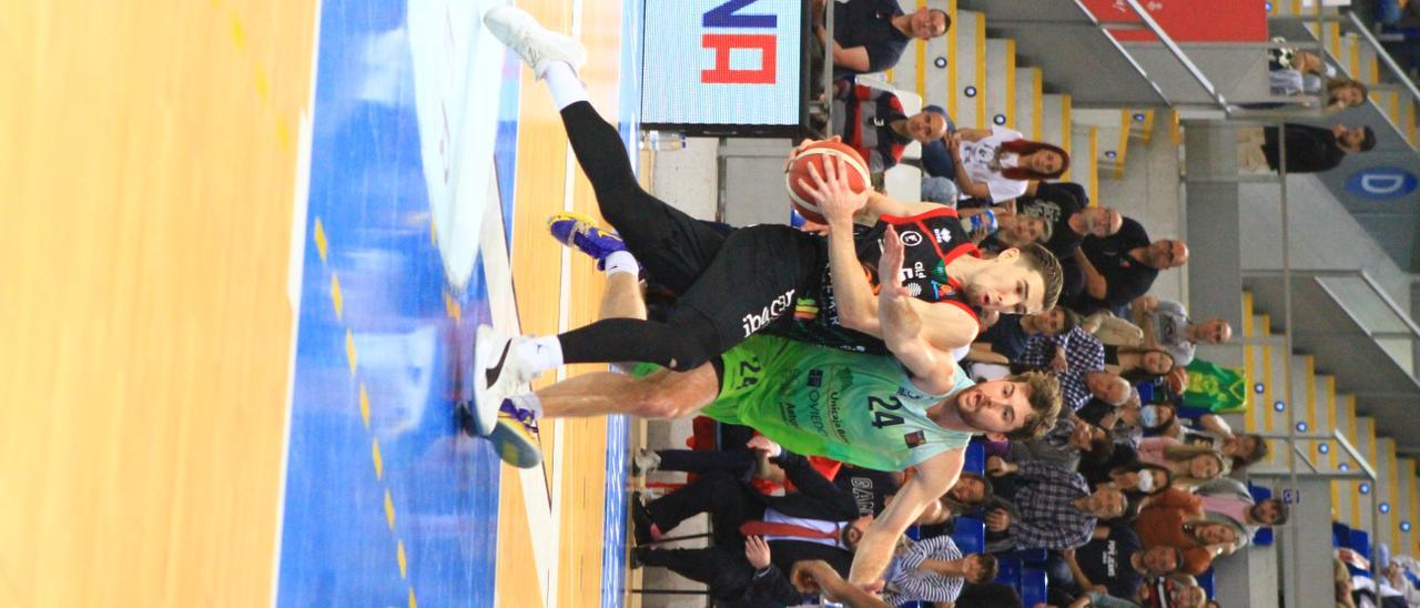 Un momento del partido entre el Palmer Palma y el Oviedo, el domingo en el Palau.