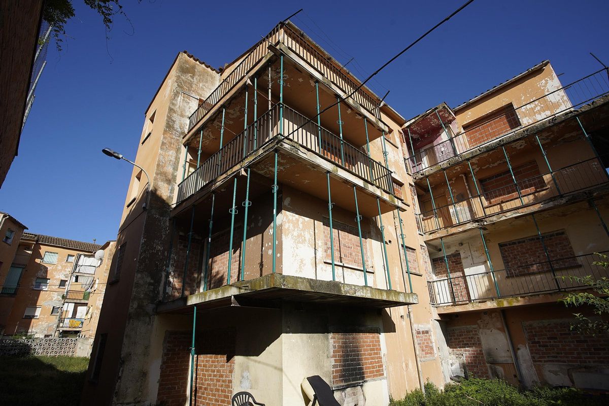 Una part del bloc, molt deteriorada.