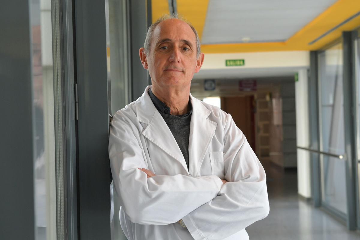 El doctor Luis Domínguez, neumólogo, en el Hospital Universitario de A Coruña (Chuac).