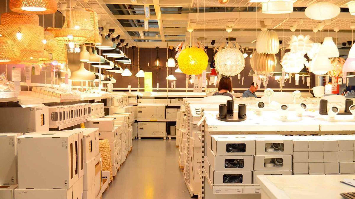 Ikea tira el precio de una mesita en la que vas a poder cargar el móvil de forma inalámbrica y que cuesta ahora menos de 30 euros