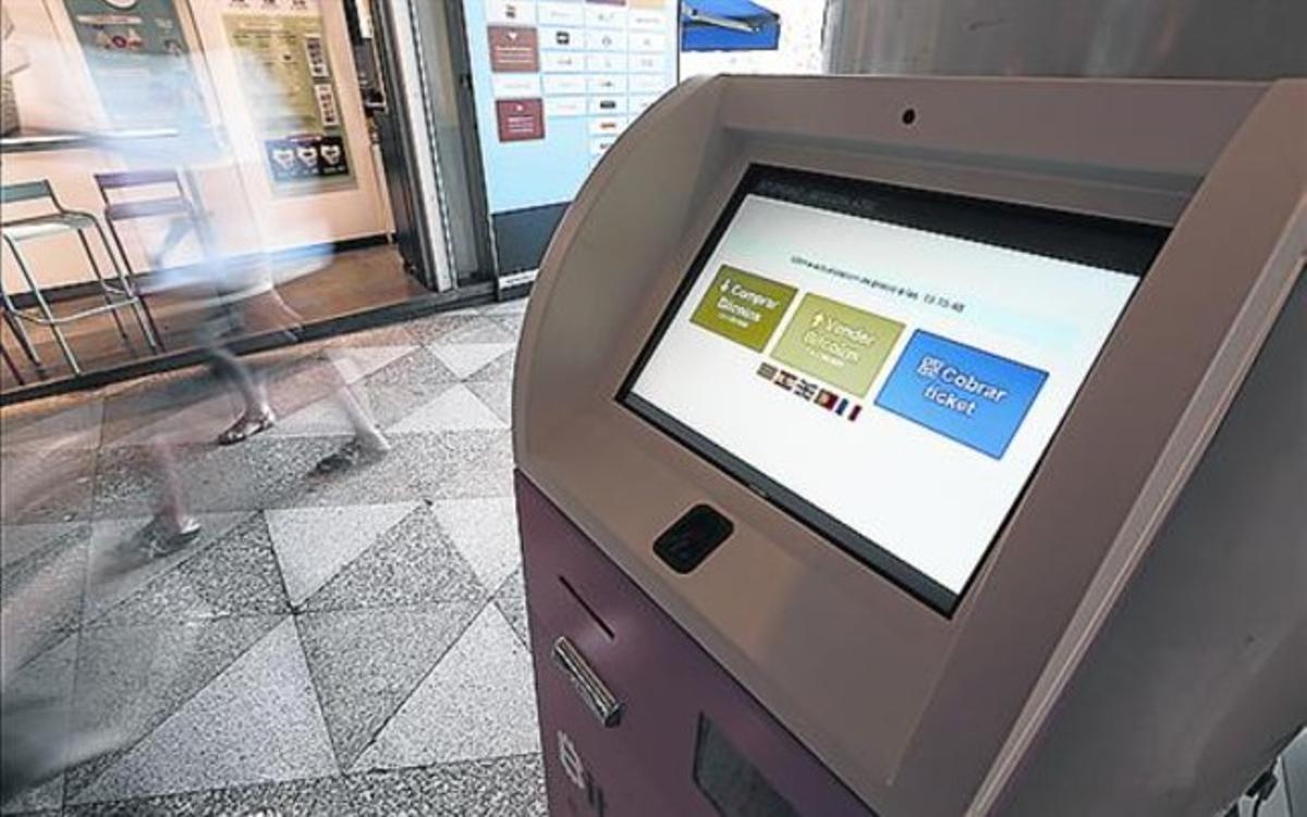 Caixer de bitcoins, instal·lat al Triangle de Barcelona. Caixer de bitcoins, instal·lat al Triangle de Barcelona.