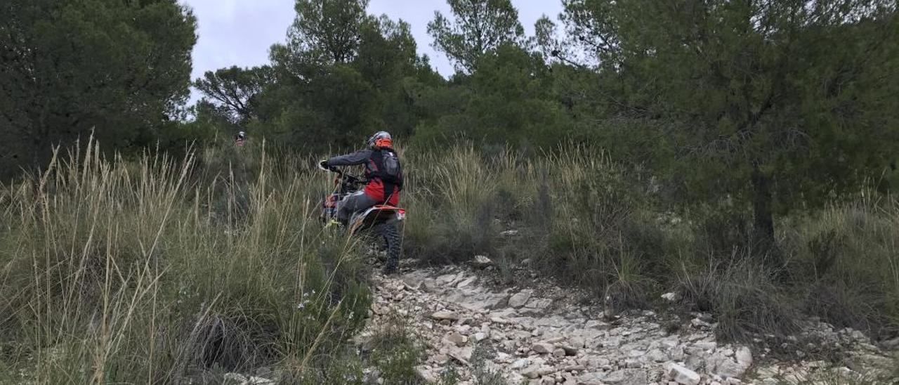 Uno de los motoristas circulando el pasado domingo por el sendero de montaña que une los parajes naturales de Caprala con l&#039;Avaiol.