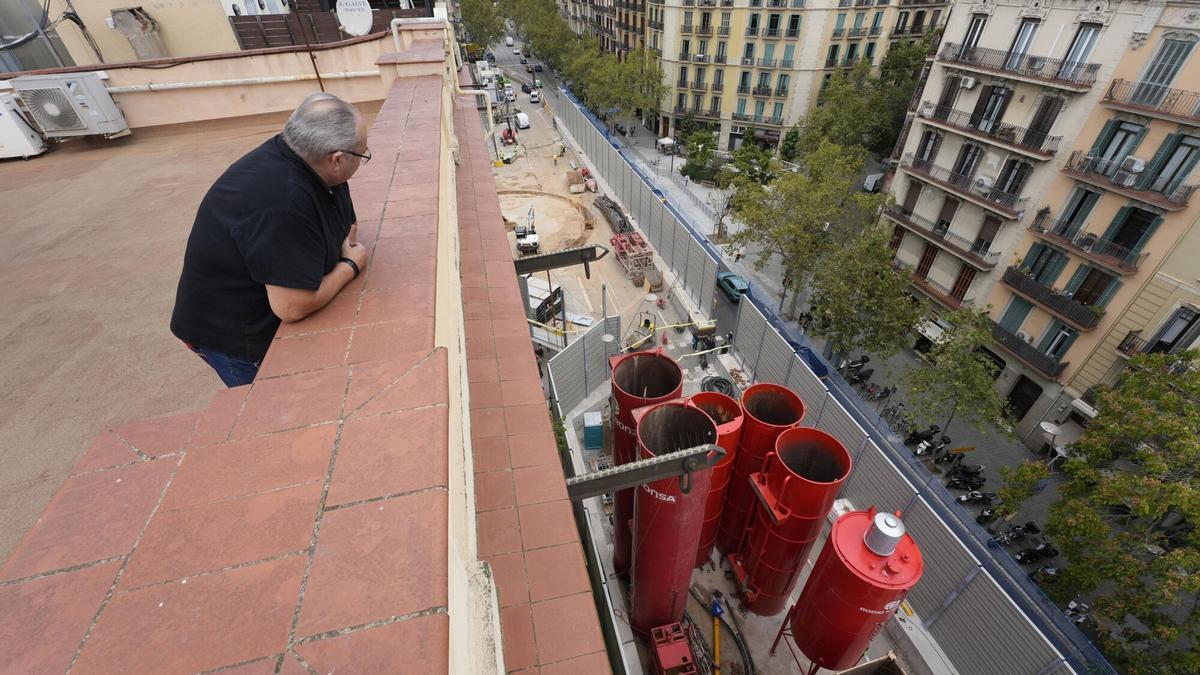 Las obras de Ferrocarrils en la esquina de Urgell con Consell de Cent, un anticipo a pequeña escala de lo previsto en Rosselló y Buenos Aires.