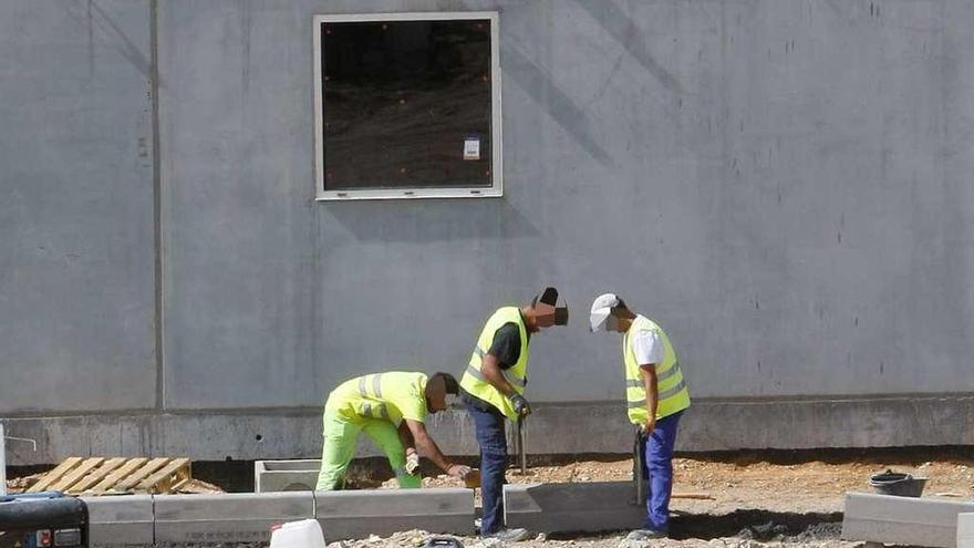 Tres trabajadores de la construcción.