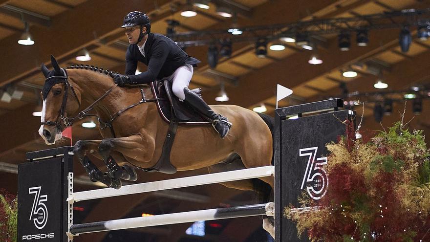 El jinete gallego Jesús Baamonde realiza un salto en Casas Novas, en una edición anterior del CSI 5* W A Coruña. | LOC
