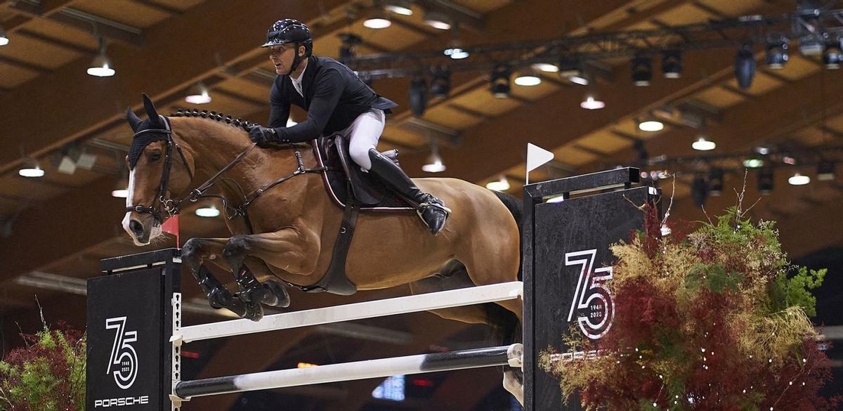El jinete gallego Jesús Baamonde realiza un salto en Casas Novas, en una edición anterior del CSI 5* W A Coruña. |  LOC