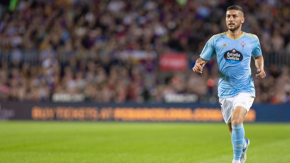 Óscar se dirige al balón en el Camp Nou.