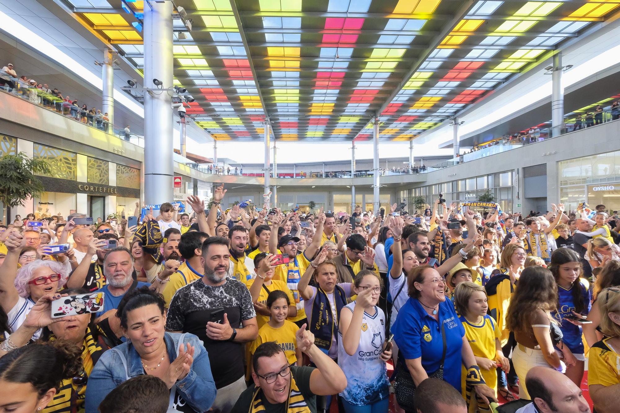 El Granca pasea la copa de campeón de la Eurocup por el CC Alisios