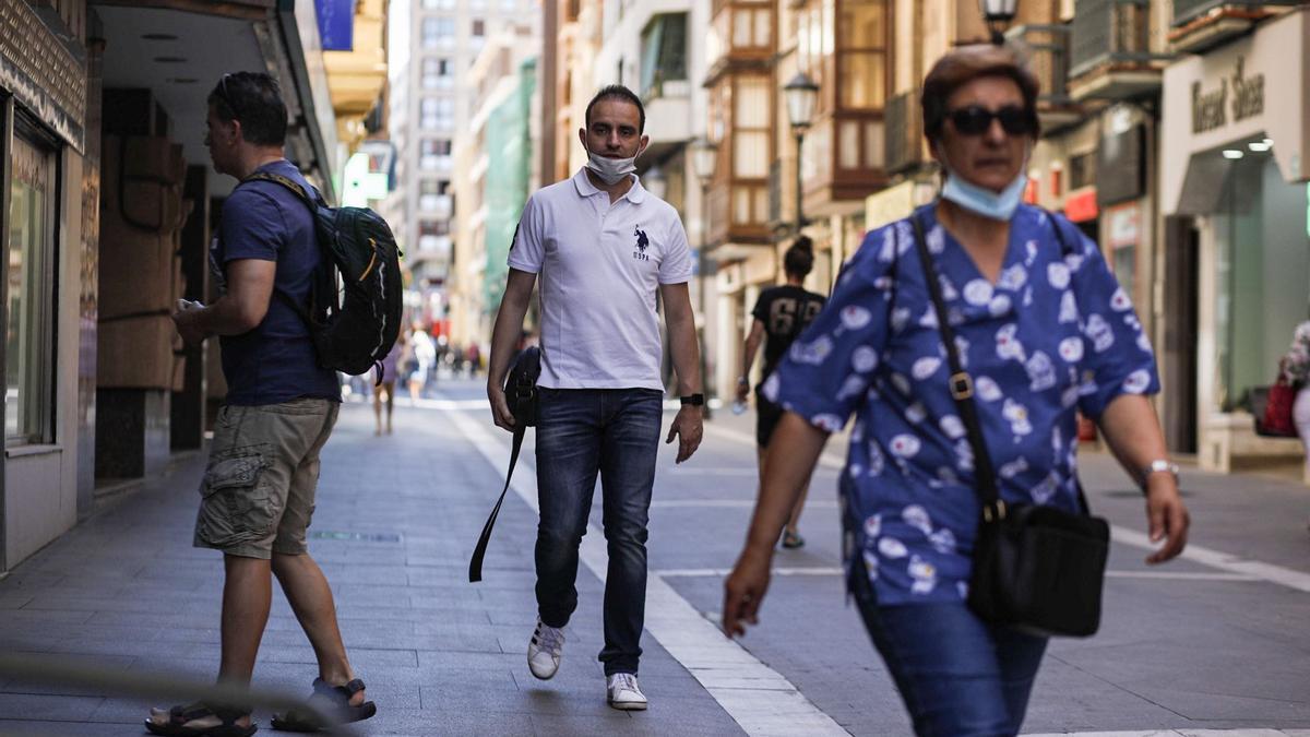 Gente paseando por las calles de Zamora este sábado 26 de junio con y sin mascarilla.