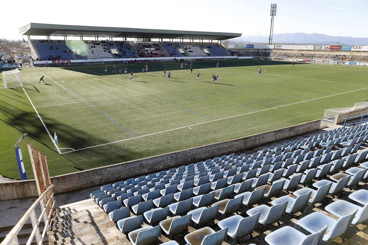 L’estadi de Vilatenim, que anys enrere s’omplia amb generositat, fa unes setmanes en el duel entre el Figueres i el Tossa de Primera Catalana.