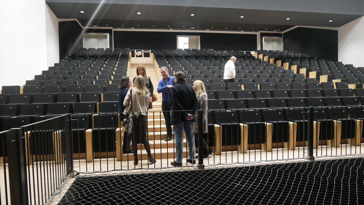 La alcaldesa se comprometió a abrir el Teatro Chapí y su lucha continúa, ahora solicitando un préstamo para una primera fase del final de las obras