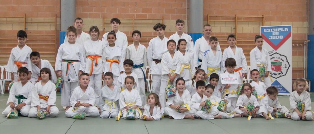 Foto de familia de los judocas del club Gokyo. | Cedida