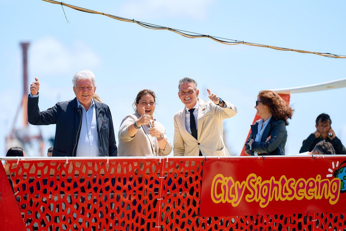 Pedro Quevedo, Beatriz Calzada e Isaac Flores saludan desde la embarcación
