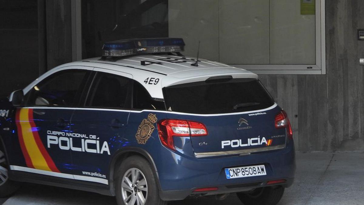 Llegada de un vehículo policial al juzgado de Ourense.
