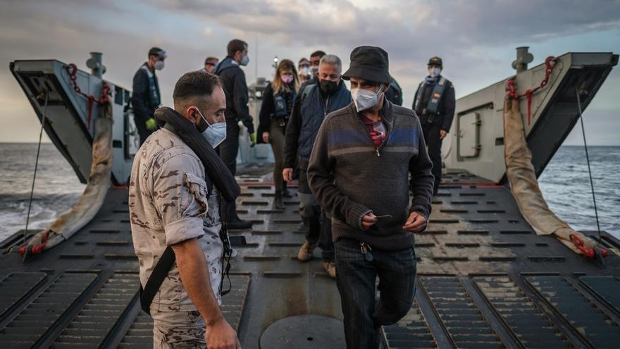 Traslado de agricultores de La Palma en una embarcación de la Armada Española durante la erupción del volcán