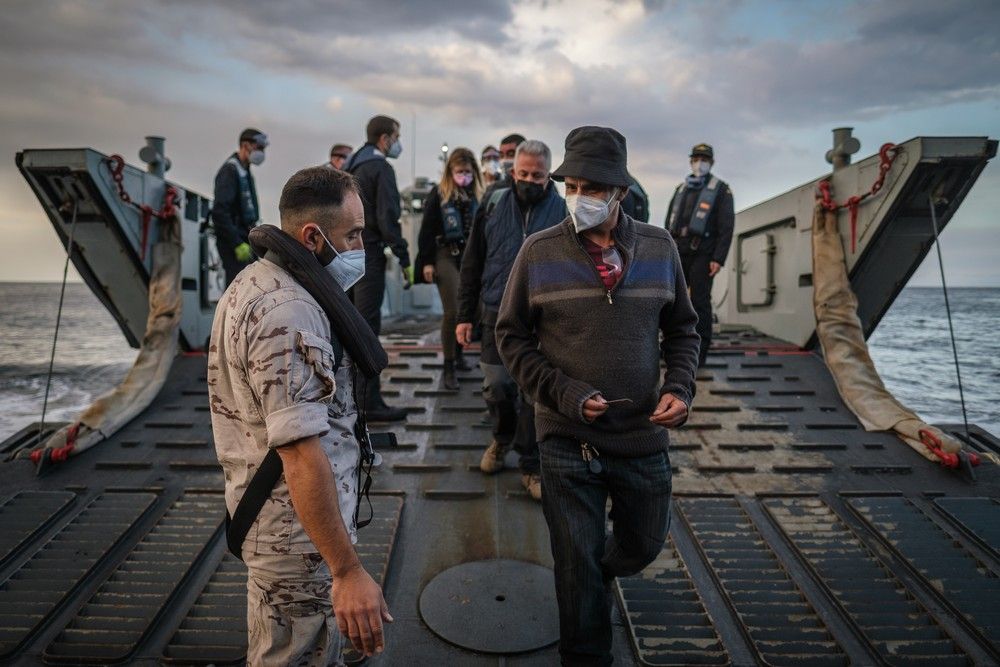 Traslado de agricultores de La Palma en una embarcación de la Armada Española durante la erupción del volcán