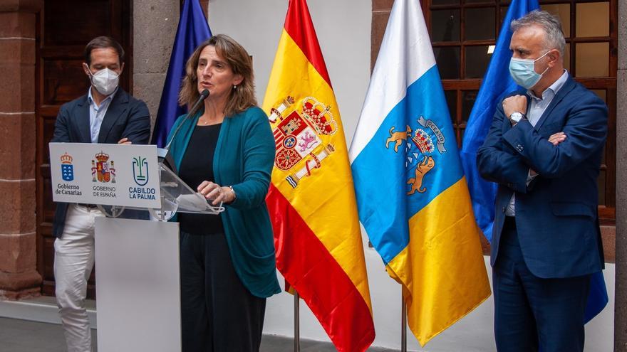 El presidente del Cabildo palmero, Mariano Hernández, Teresa Ribera y Ángel Víctor Torres.